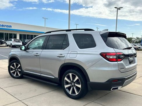 Used 2025 Honda Pilot Touring image 4