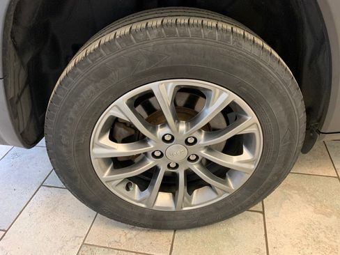 Used 2019 Jeep Cherokee Latitude Plus AWD/4WD image 11
