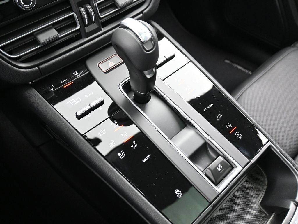 Certified 2026 Porsche Macan AWD/4WD image 22