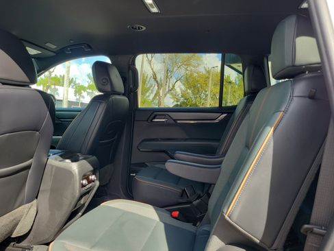 Used 2024 GMC Acadia AT4 w/ Luxury Package image 14