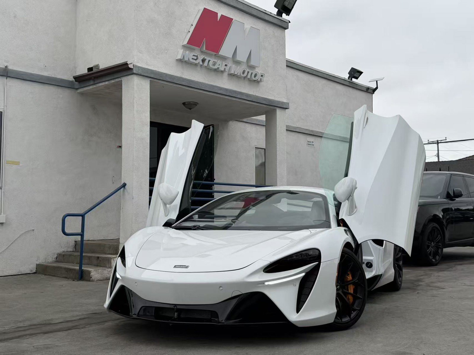 Used 2023 McLaren Artura RWD image 1