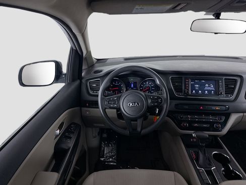 Used 2019 Kia Sedona LX image 17