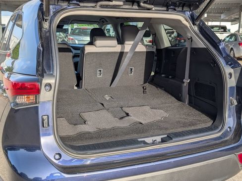 Used 2022 Toyota Highlander LE FWD image 18