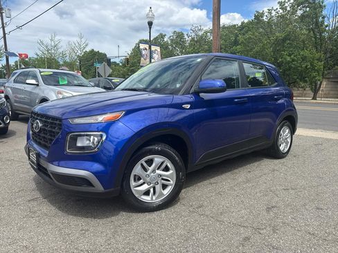 Used 2023 Hyundai Venue SE w/ Cargo Package FWD image 3