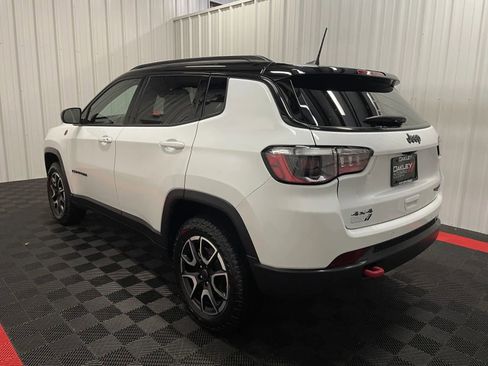Used 2025 Jeep Compass Trailhawk AWD/4WD image 2