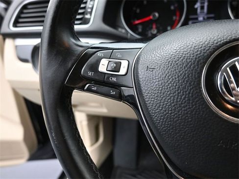 Used 2018 Volkswagen Passat 2.0T image 3