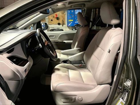 Used 2020 Toyota Sienna XLE w/ XLE Navigation Package image 21