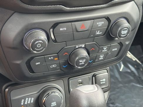 Used 2022 Jeep Renegade Altitude w/ Convenience Group AWD/4WD image 10