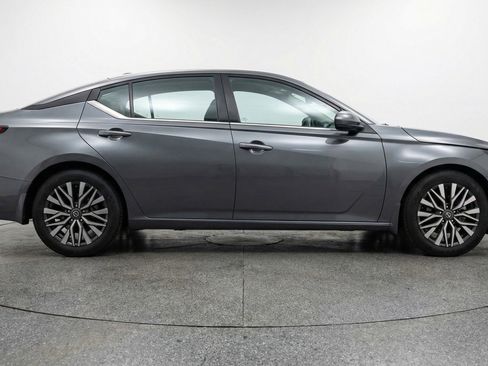 Used 2025 Nissan Altima 2.5 SV FWD image 11
