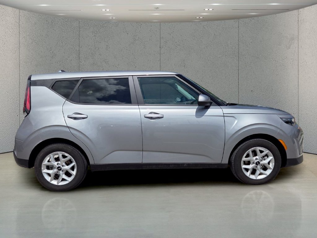 Used 2025 Kia Soul LX w/ LX Technology Package FWD image 4