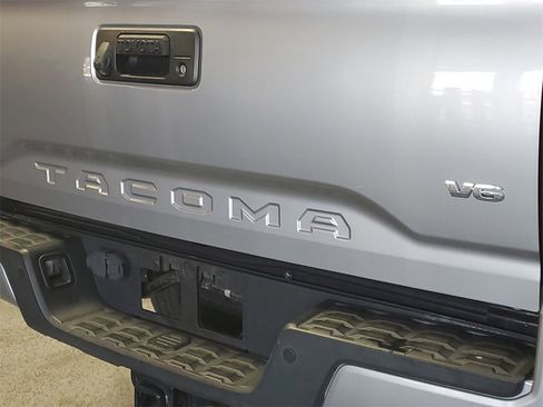 Used 2017 Toyota Tacoma TRD Sport image 7