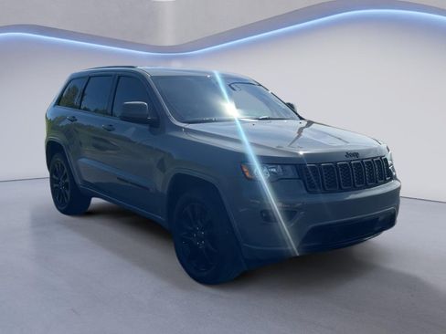 Used 2019 Jeep Grand Cherokee Altitude AWD/4WD image 8