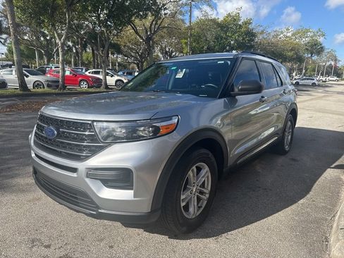 Used 2024 Ford Explorer XLT RWD image 2