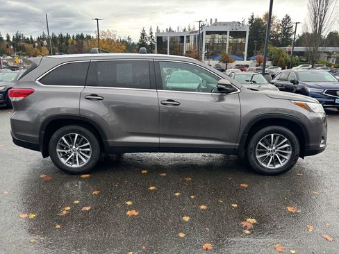 Used 2019 Toyota Highlander XLE image 4