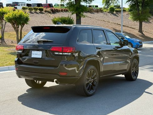 Used 2020 Jeep Grand Cherokee Altitude RWD image 5