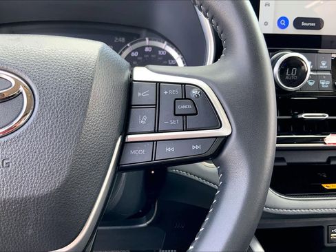 Certified 2025 Toyota Highlander XLE image 23