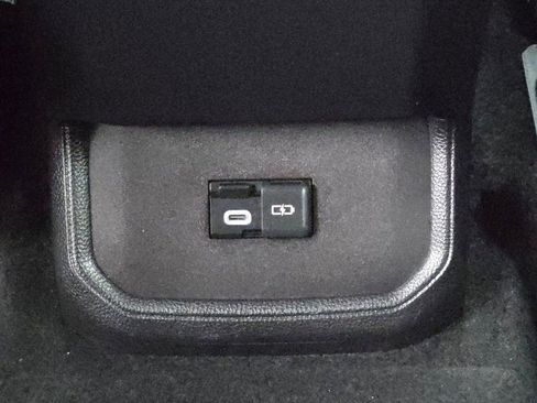 Used 2024 Toyota Highlander LE image 17