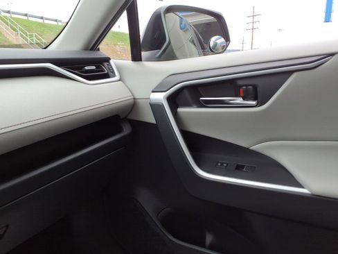 Used 2022 Toyota RAV4 XLE Premium image 30