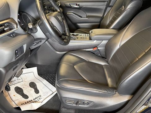 Used 2021 Toyota Highlander XLE image 21