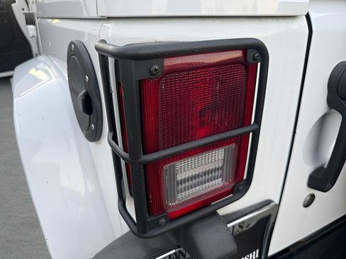 Used 2018 Jeep Wrangler Unlimited Sahara image 28