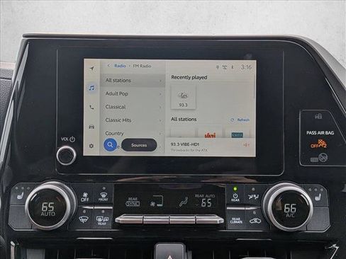 Used 2024 Toyota Highlander XLE image 12