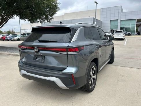 Used 2025 Volkswagen Tiguan SE FWD image 3