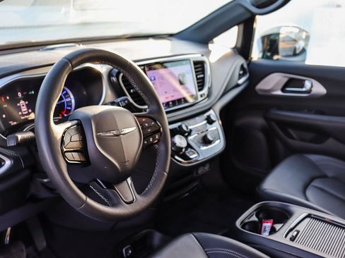 Used 2024 Chrysler Pacifica Limited FWD image 23