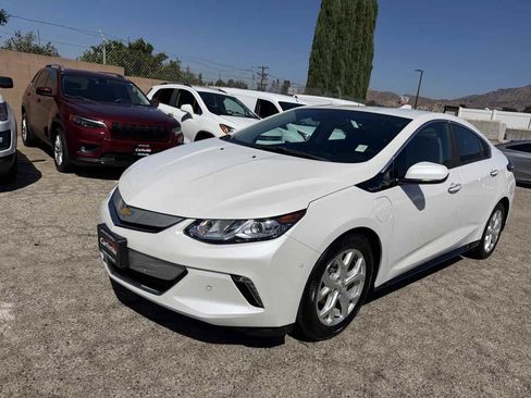 Used 2017 Chevrolet Volt Premier w/ Driver Confidence II Package FWD image 4