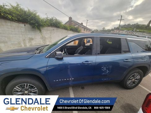 Used 2025 Chevrolet Traverse LT FWD image 3