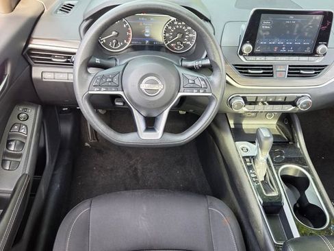 Used 2024 Nissan Altima 2.5 SV FWD image 12