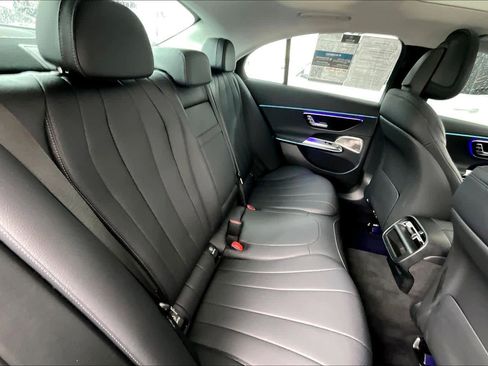 Used 2025 Mercedes-Benz E 350 4MATIC Sedan image 19
