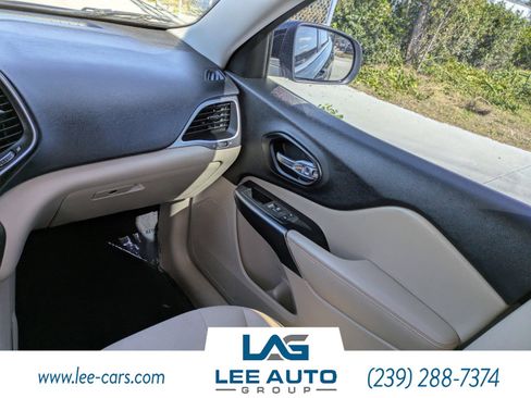 Used 2019 Jeep Cherokee Latitude w/ Popular Appearance Group image 13