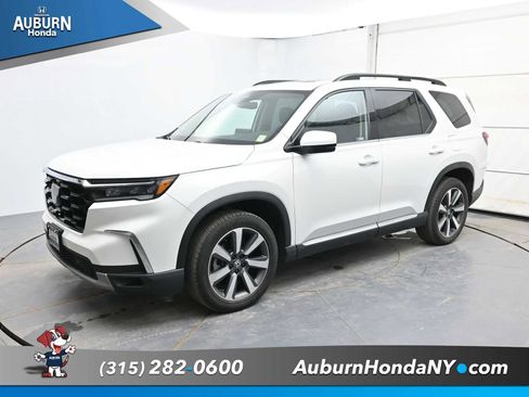 Used 2024 Honda Pilot Touring image 2