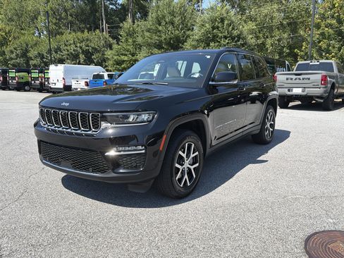 Used 2024 Jeep Grand Cherokee Limited w/ Luxury Tech Group II RWD image 3