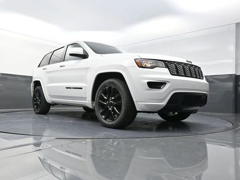 Used 2018 Jeep Grand Cherokee Altitude image 36