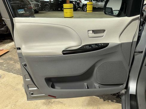 Used 2014 Toyota Sienna LE image 29