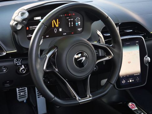 Used 2023 McLaren Artura RWD image 9