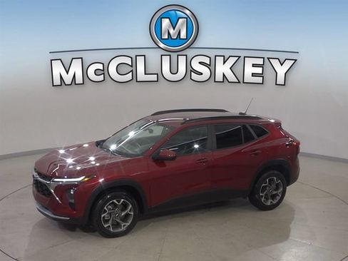 Certified 2025 Chevrolet Trax LT w/ LT Convenience Package FWD image 1
