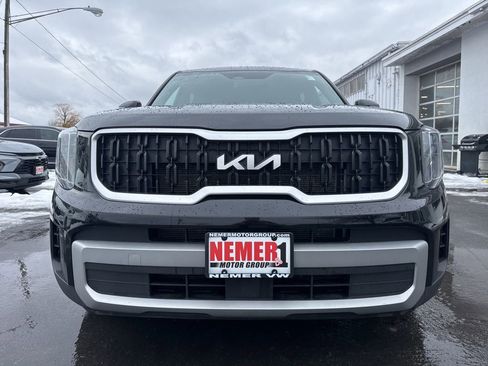 Used 2023 Kia Telluride EX w/ EX Captain's Chair Package image 2