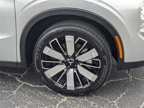 Used 2025 Mitsubishi Outlander SE image 10