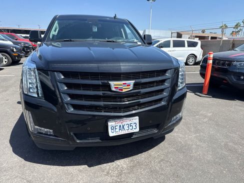 Used 2018 Cadillac Escalade ESV Premium Luxury RWD image 4