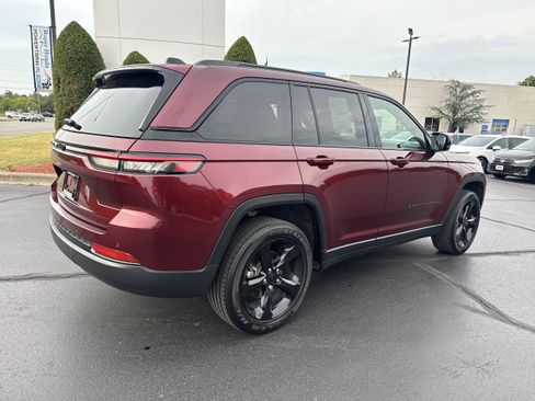 Used 2024 Jeep Grand Cherokee Altitude AWD/4WD image 6