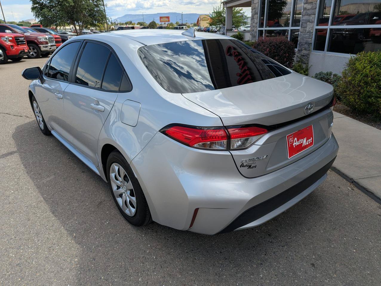 Used 2022 Toyota Corolla LE FWD image 3