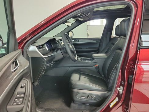 New 2025 Jeep Grand Cherokee Limited w/ Black Appearance Package image 9