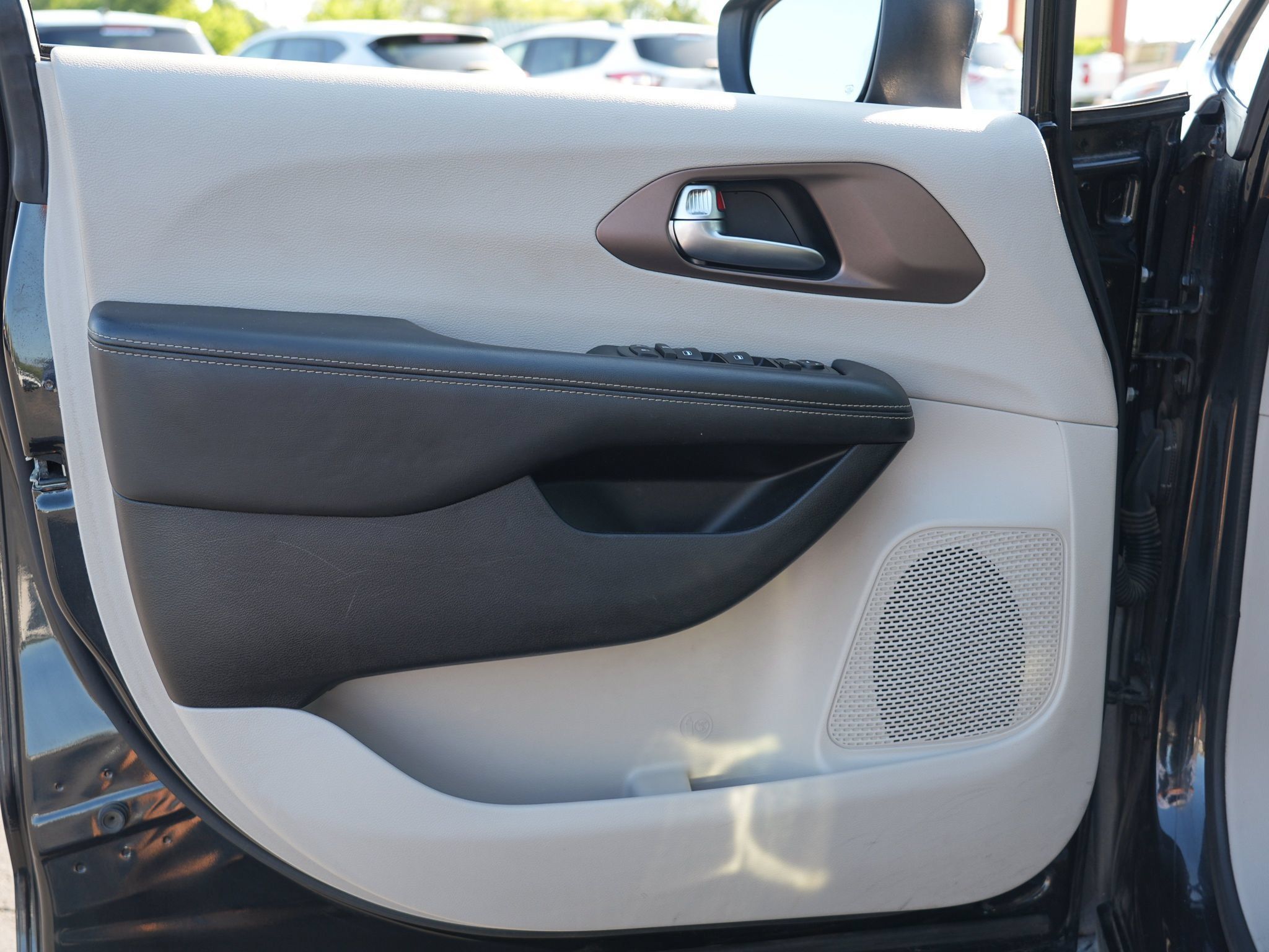 Used 2020 Chrysler Voyager L FWD image 13