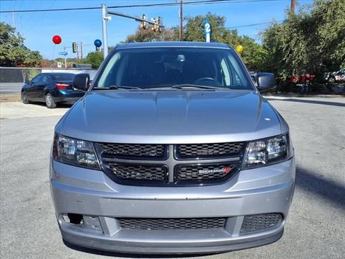 Used 2018 Dodge Journey SE w/ Connectivity Group FWD image 4