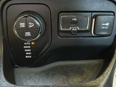 Used 2017 Jeep Renegade Trailhawk AWD/4WD image 28