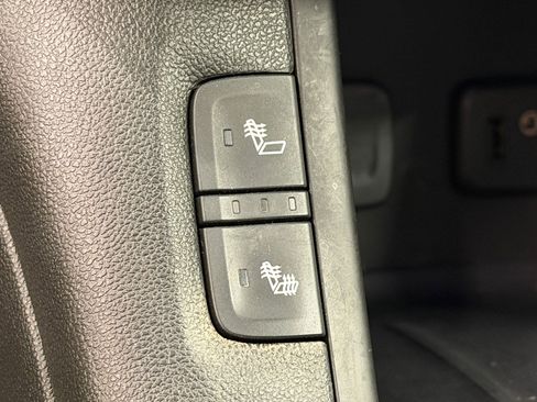 Used 2018 GMC Acadia SLE image 25