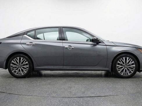 Used 2025 Nissan Altima 2.5 SV image 11