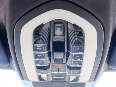 Used 2015 Porsche Cayenne S image 23